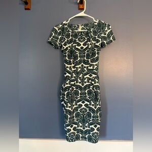 Elegant patterned spring dress with a bow to tie the waist in back and pockets